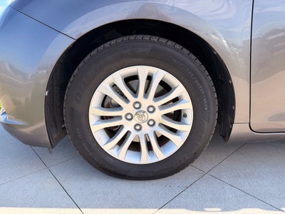 2014 Toyota Sienna XLE 8 Passenger