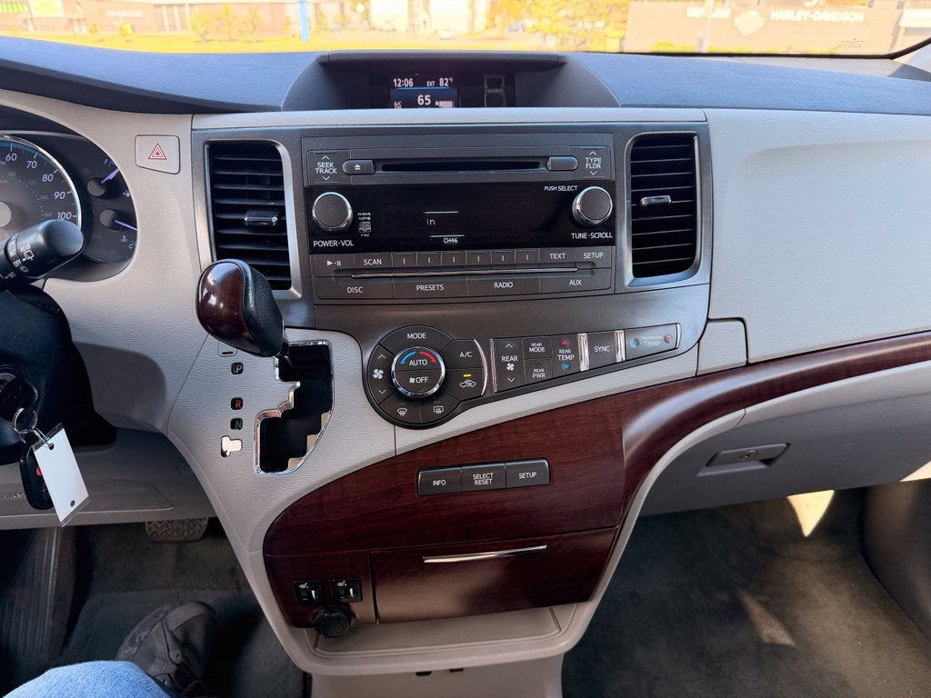 2014 Toyota Sienna XLE 8 Passenger