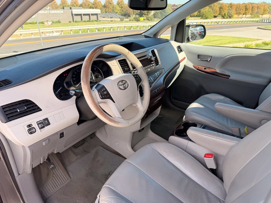 2014 Toyota Sienna XLE 8 Passenger