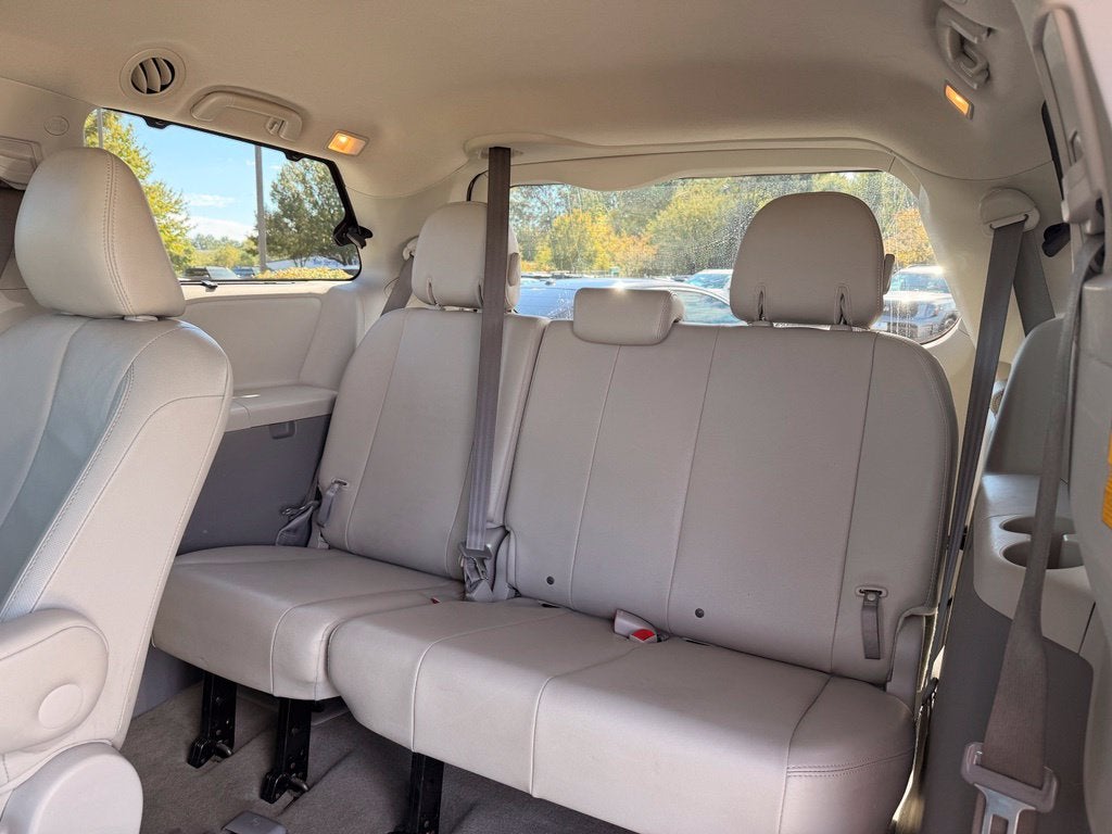 2014 Toyota Sienna XLE 8 Passenger