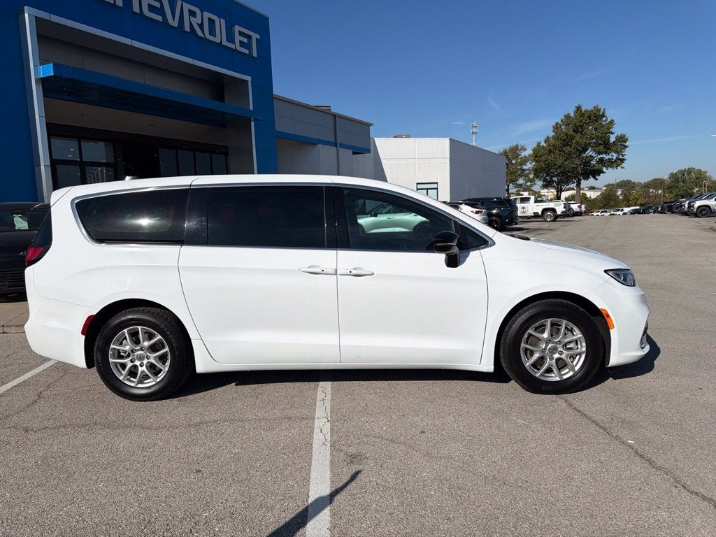 2025 Chrysler Pacifica Select