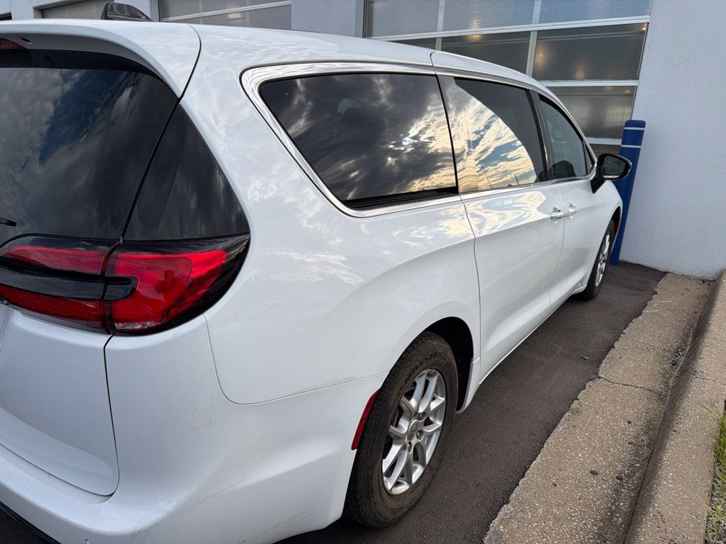 2025 Chrysler Pacifica Select