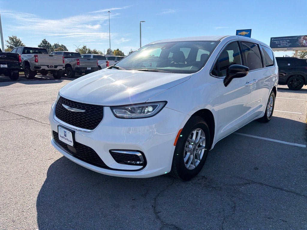 2025 Chrysler Pacifica Select