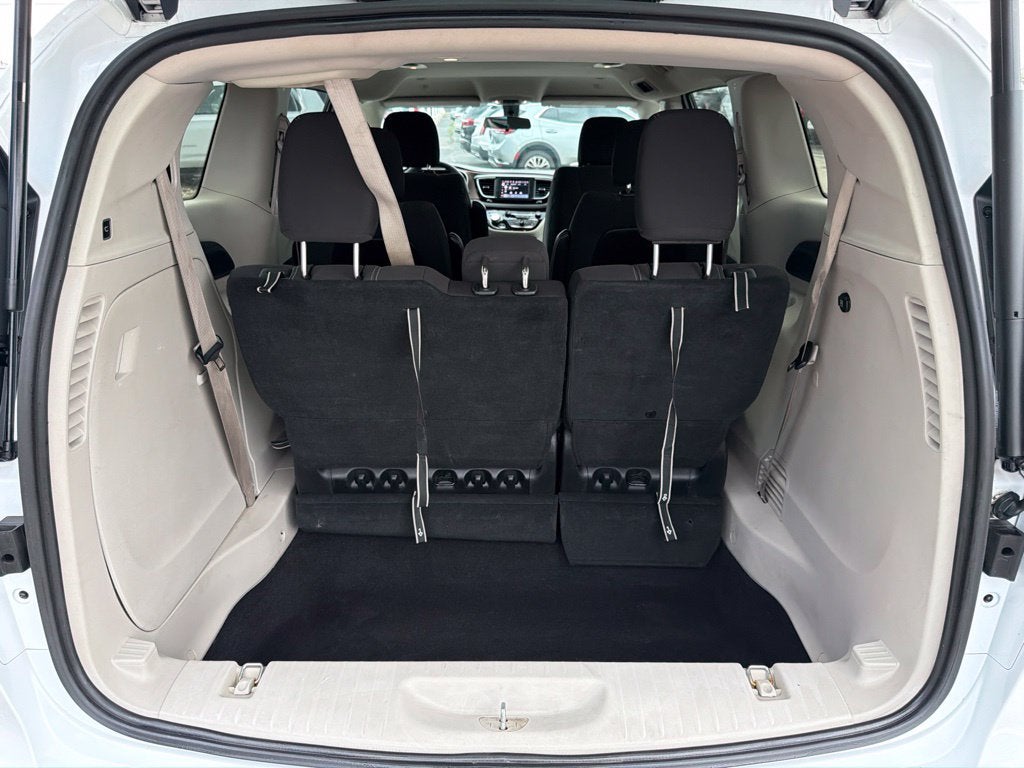 2022 Chrysler Voyager LX