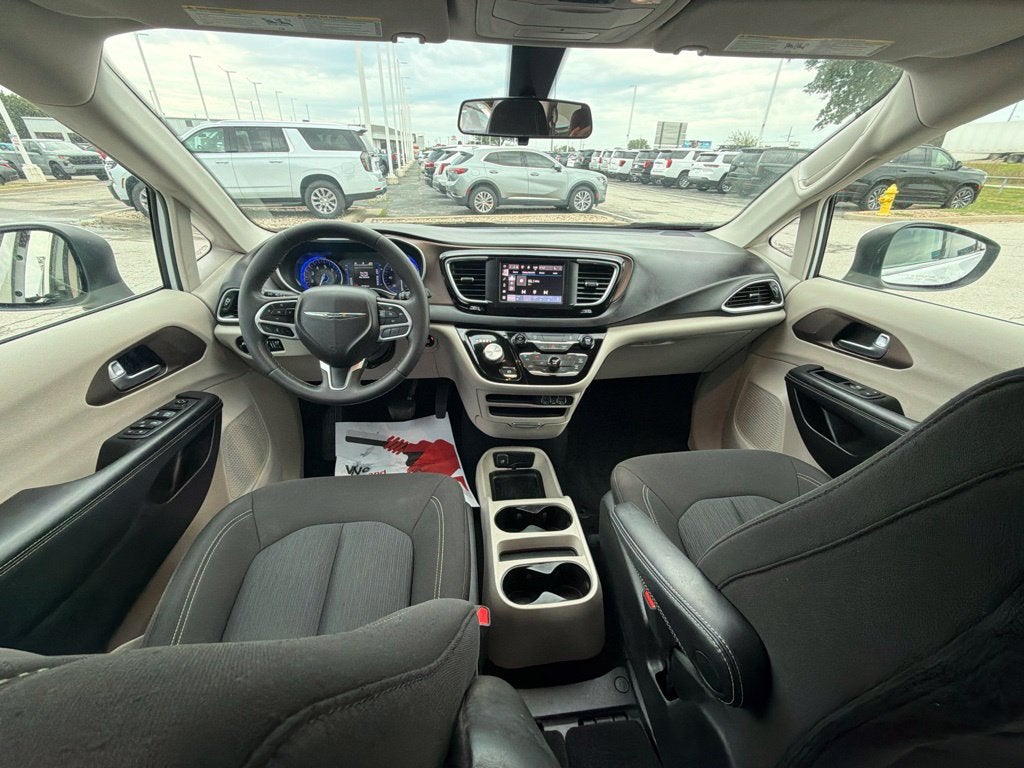 2022 Chrysler Voyager LX