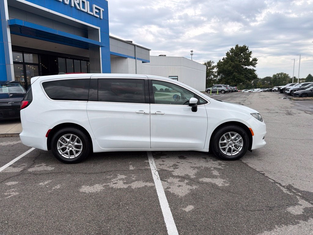 2022 Chrysler Voyager LX
