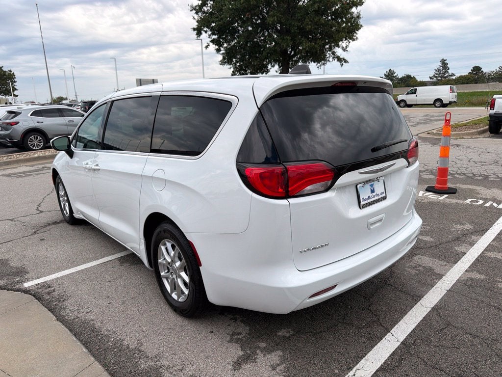 2022 Chrysler Voyager LX