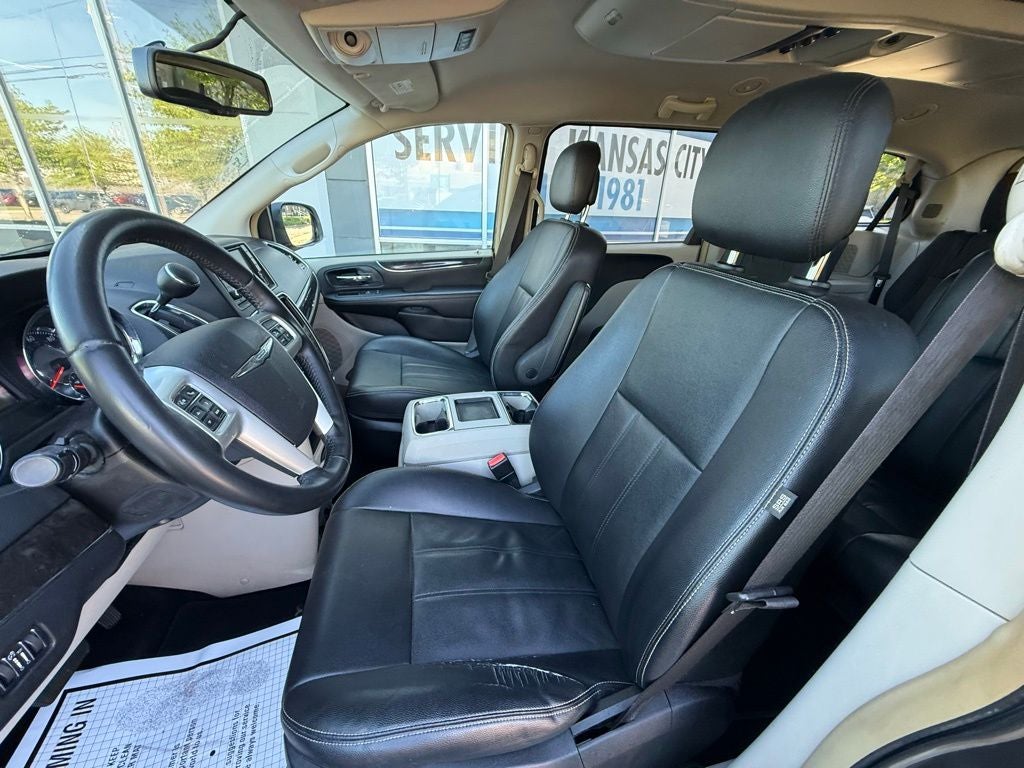 2016 Chrysler Town & Country Touring