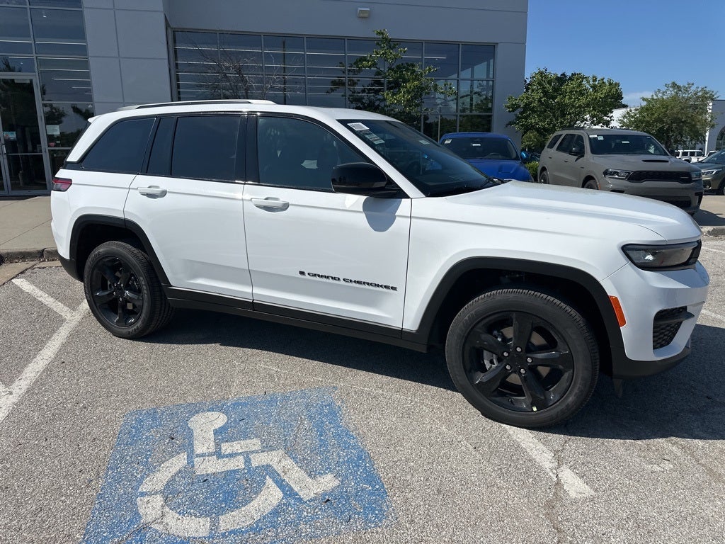 2025 Jeep Grand Cherokee Laredo