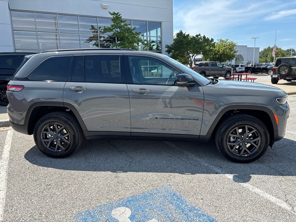 2027 Jeep Grand Cherokee Laredo Altitude