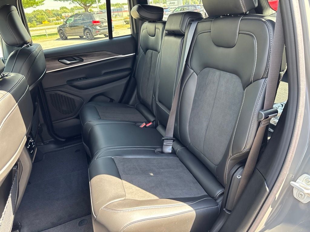 2027 Jeep Grand Cherokee Laredo Altitude