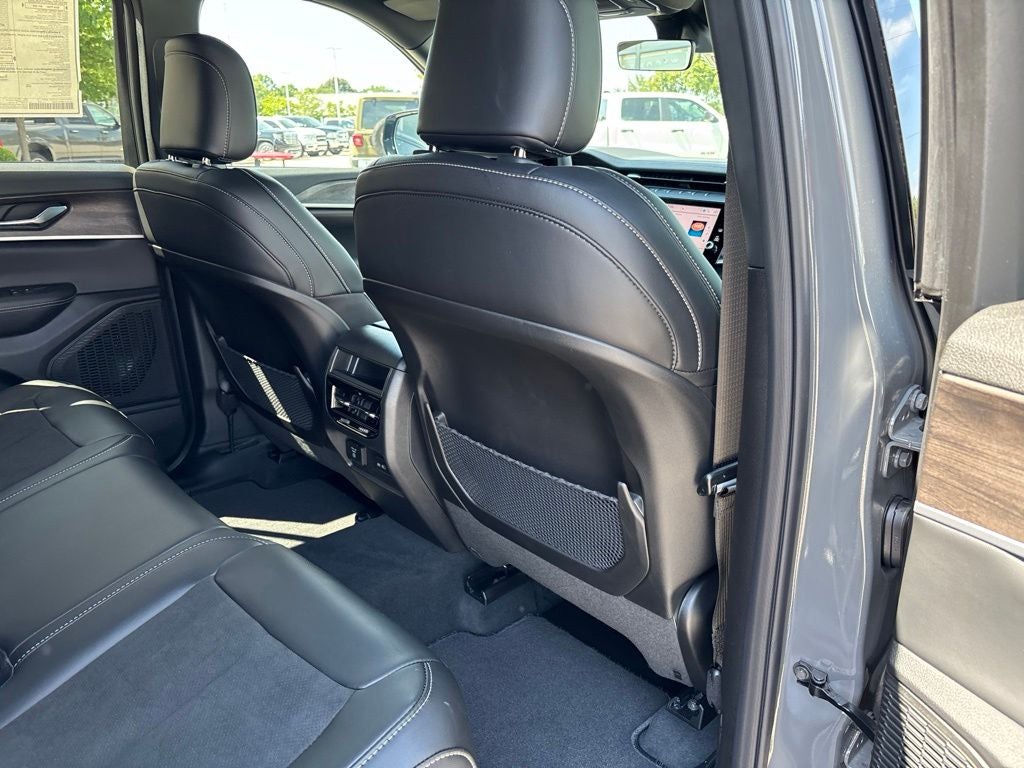 2027 Jeep Grand Cherokee Laredo Altitude
