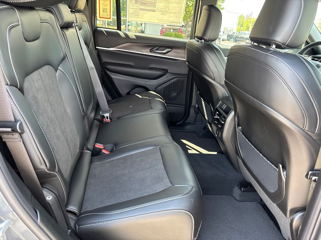 2027 Jeep Grand Cherokee Laredo Altitude