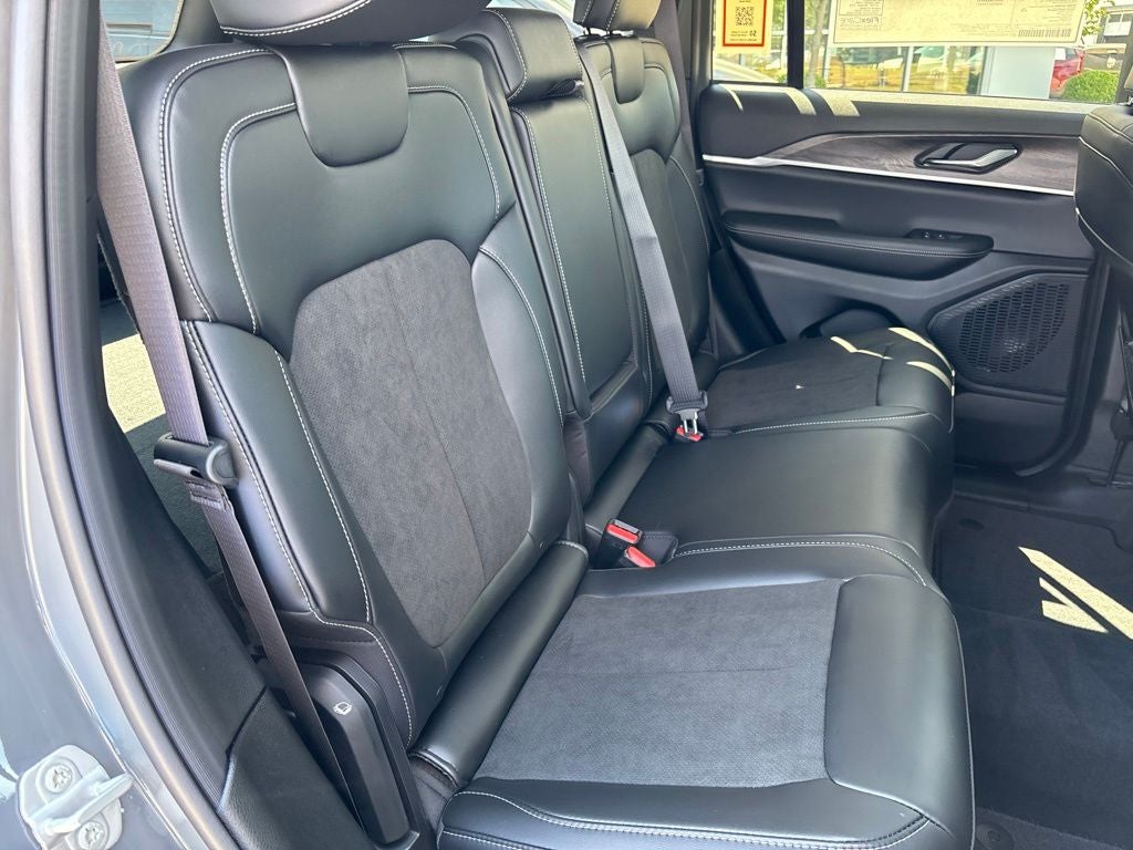 2027 Jeep Grand Cherokee Laredo Altitude