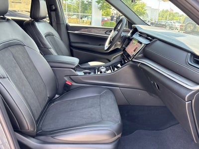2027 Jeep Grand Cherokee Laredo Altitude