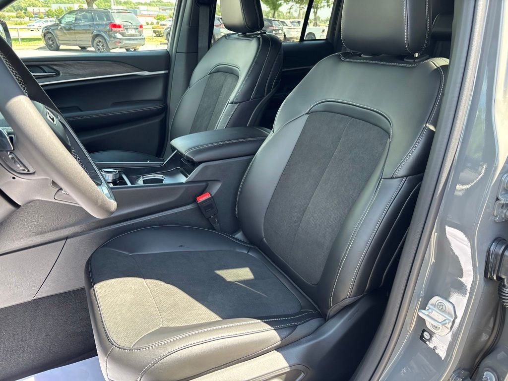 2027 Jeep Grand Cherokee Laredo Altitude