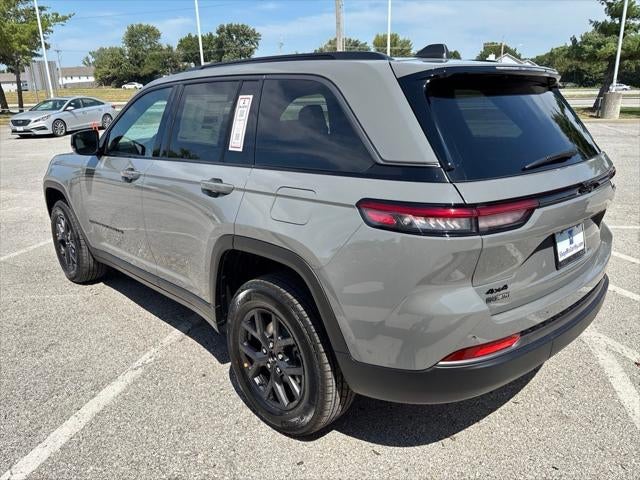 2027 Jeep Grand Cherokee Laredo Altitude