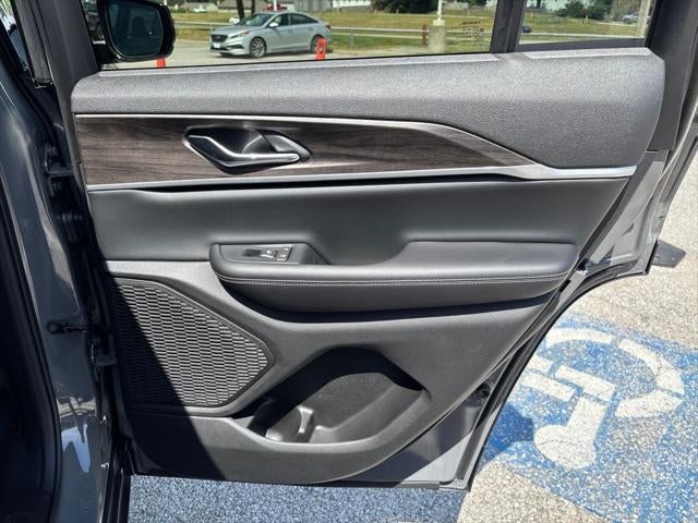 2027 Jeep Grand Cherokee Laredo Altitude