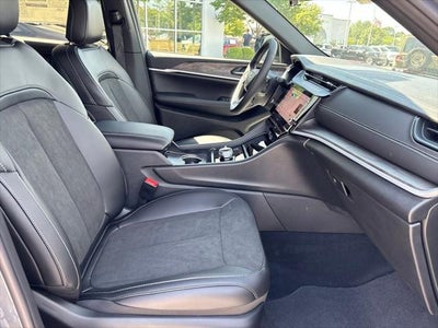 2027 Jeep Grand Cherokee Laredo Altitude