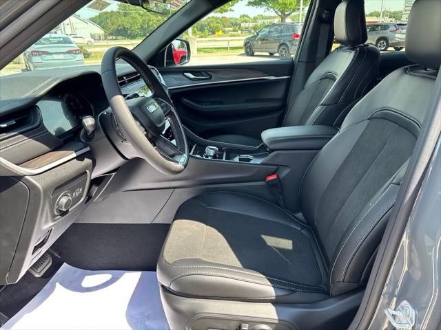 2027 Jeep Grand Cherokee Laredo Altitude