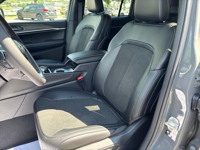 2027 Jeep Grand Cherokee Laredo Altitude