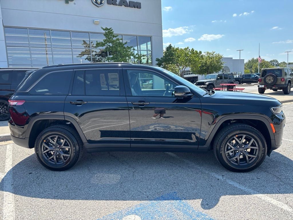 2027 Jeep Grand Cherokee Laredo Altitude