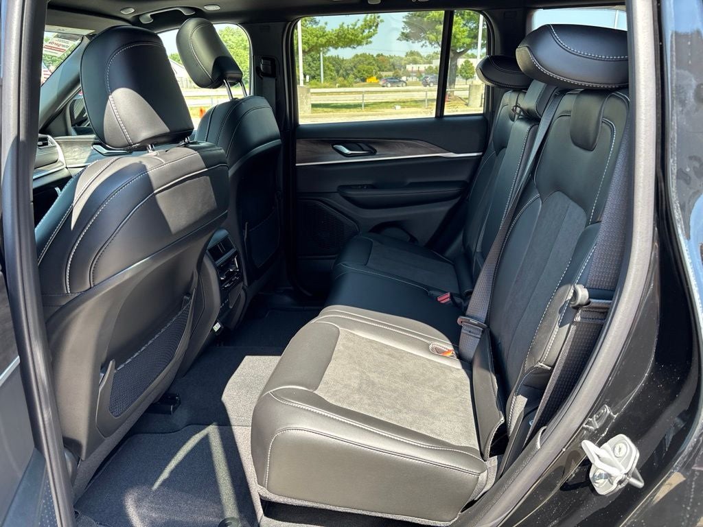 2027 Jeep Grand Cherokee Laredo Altitude