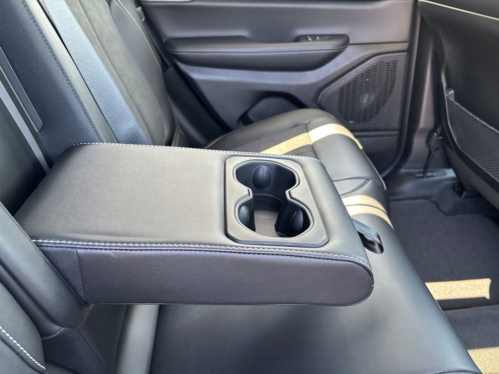 2027 Jeep Grand Cherokee Laredo Altitude