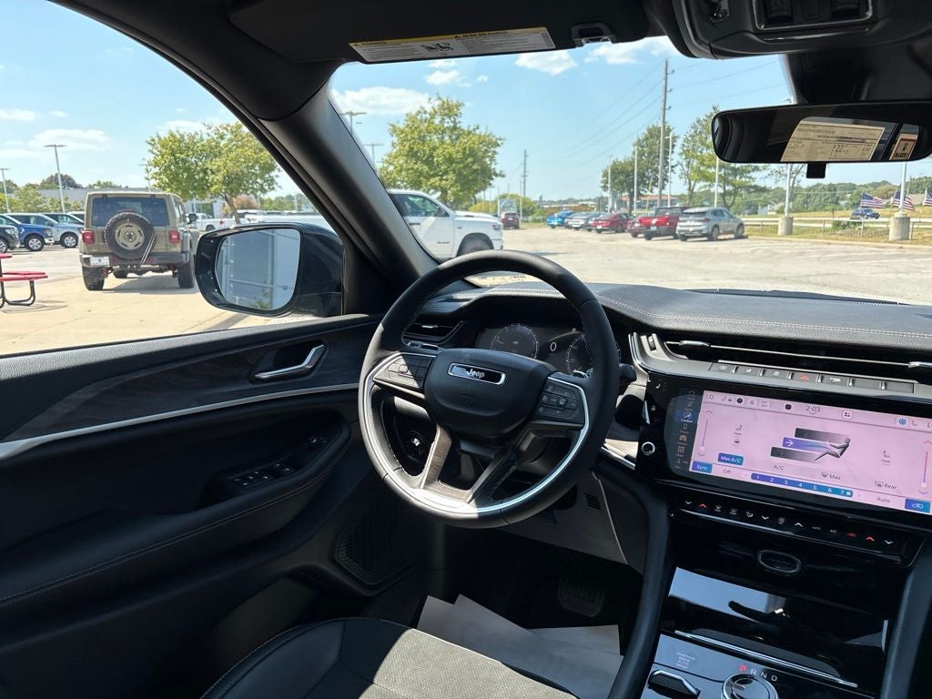 2027 Jeep Grand Cherokee Laredo Altitude