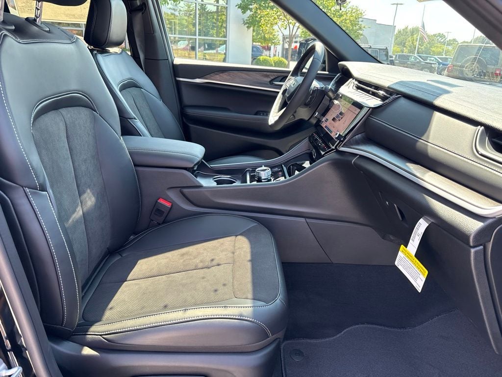 2027 Jeep Grand Cherokee Laredo Altitude
