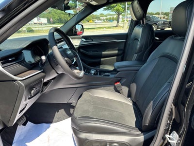 2027 Jeep Grand Cherokee Laredo Altitude