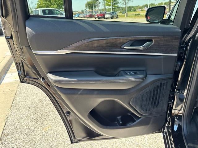 2027 Jeep Grand Cherokee Laredo Altitude