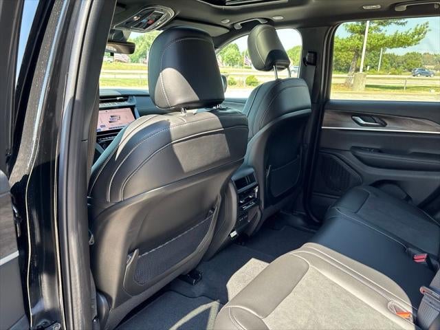 2027 Jeep Grand Cherokee Laredo Altitude