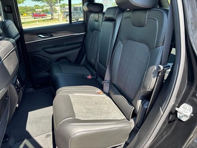 2027 Jeep Grand Cherokee Laredo Altitude