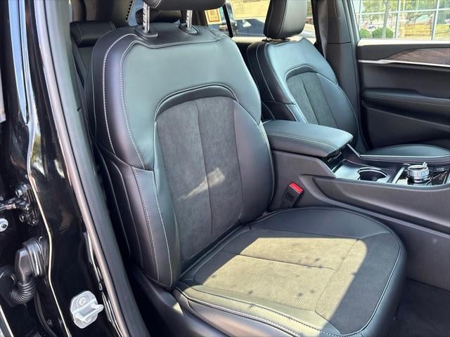 2027 Jeep Grand Cherokee Laredo Altitude