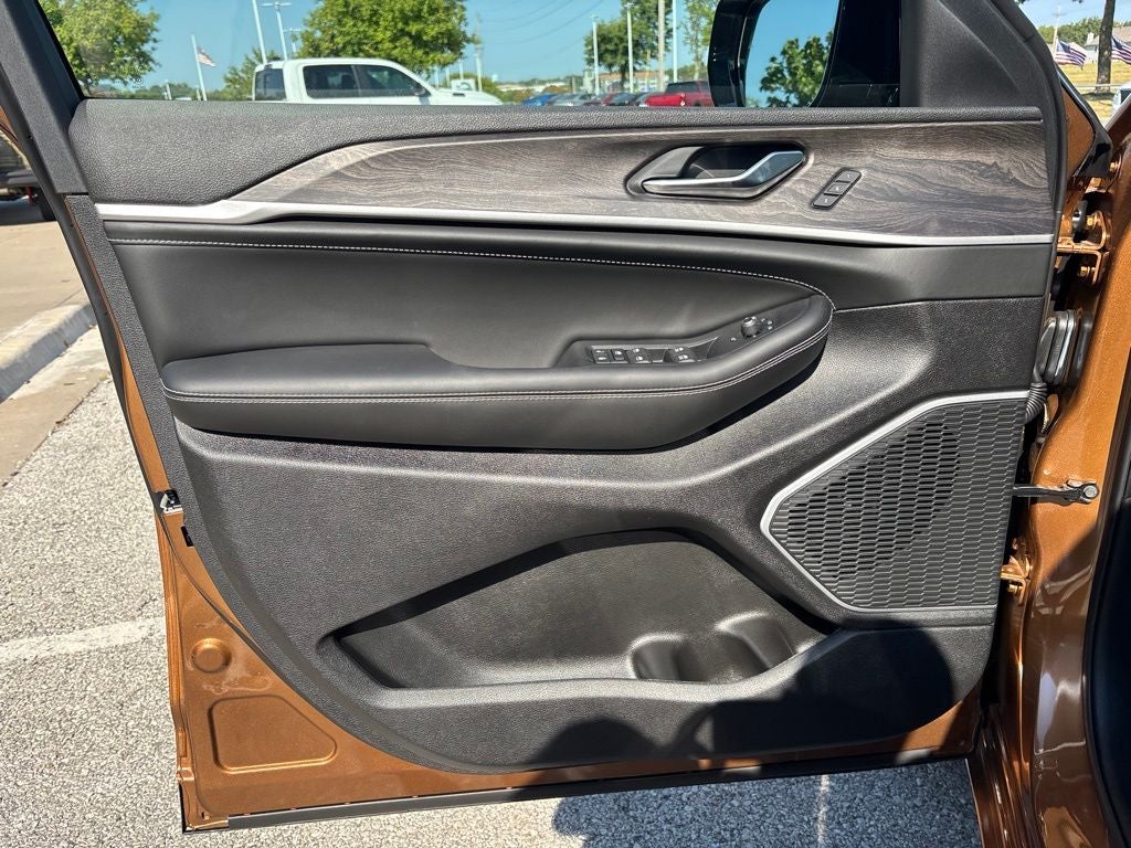 2027 Jeep Grand Cherokee Limited Reserve