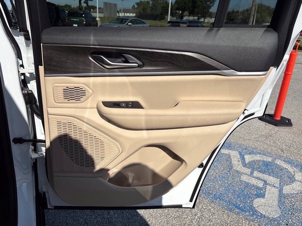 2027 Jeep Grand Cherokee GRAND CHEROKEE LIMITED 4X4