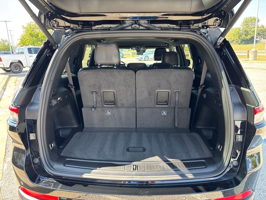 2027 Jeep Grand Cherokee Laredo Altitude
