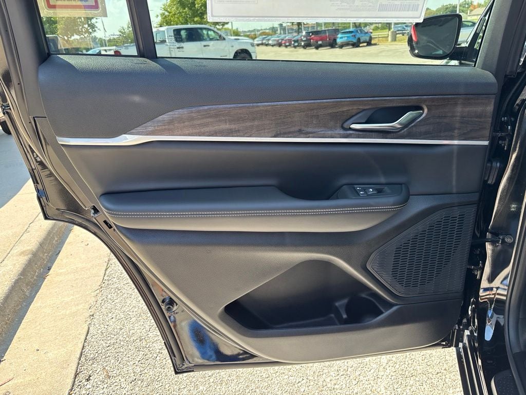 2027 Jeep Grand Cherokee Laredo Altitude