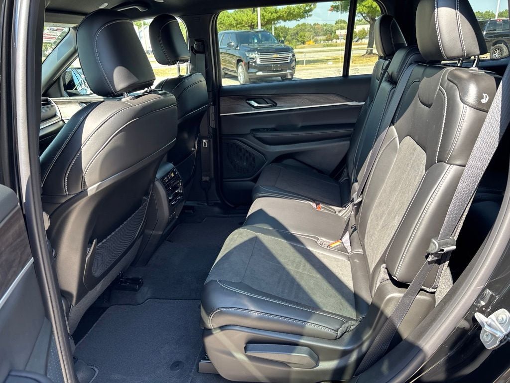 2027 Jeep Grand Cherokee Laredo Altitude