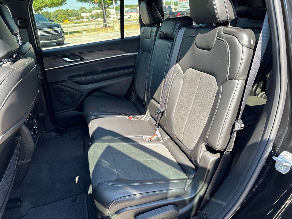2027 Jeep Grand Cherokee Laredo Altitude