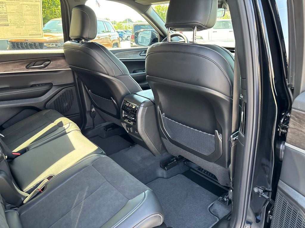 2027 Jeep Grand Cherokee Laredo Altitude