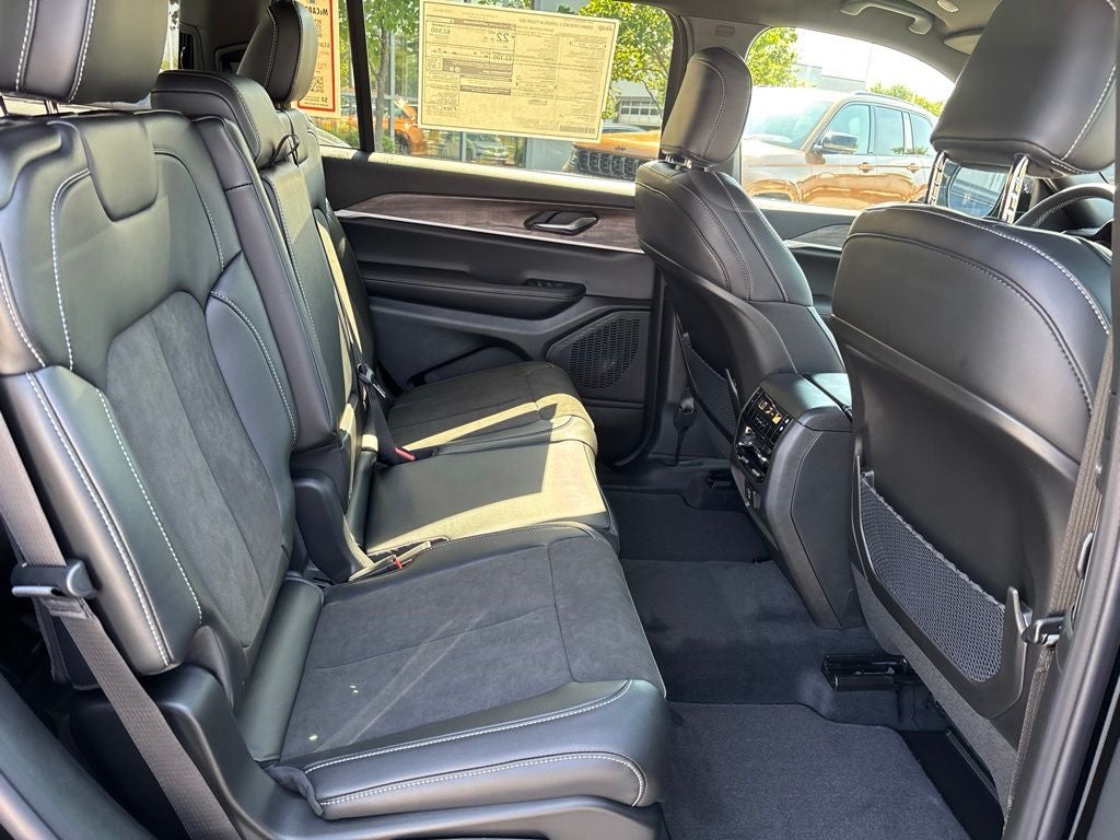 2027 Jeep Grand Cherokee Laredo Altitude
