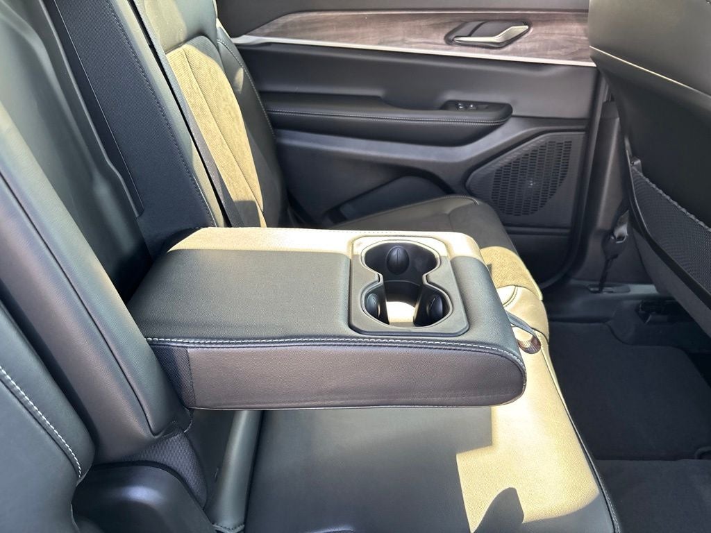 2027 Jeep Grand Cherokee Laredo Altitude