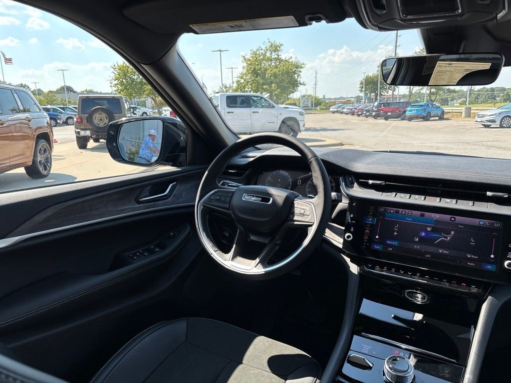 2027 Jeep Grand Cherokee Laredo Altitude