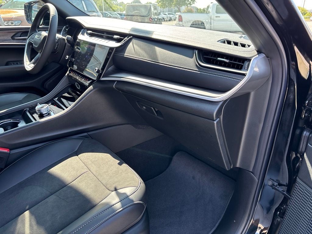 2027 Jeep Grand Cherokee Laredo Altitude