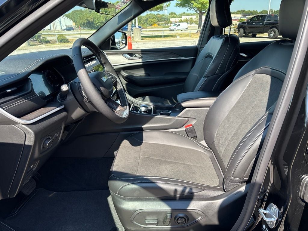 2027 Jeep Grand Cherokee Laredo Altitude