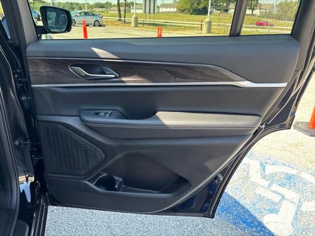 2027 Jeep Grand Cherokee Laredo Altitude