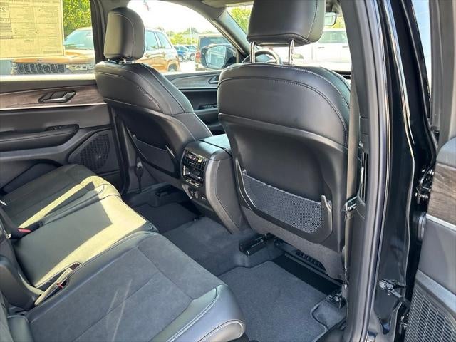 2027 Jeep Grand Cherokee Laredo Altitude