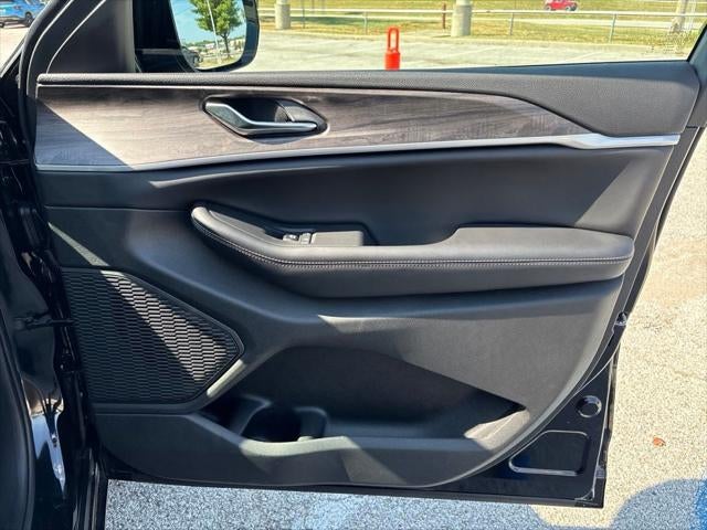 2027 Jeep Grand Cherokee Laredo Altitude